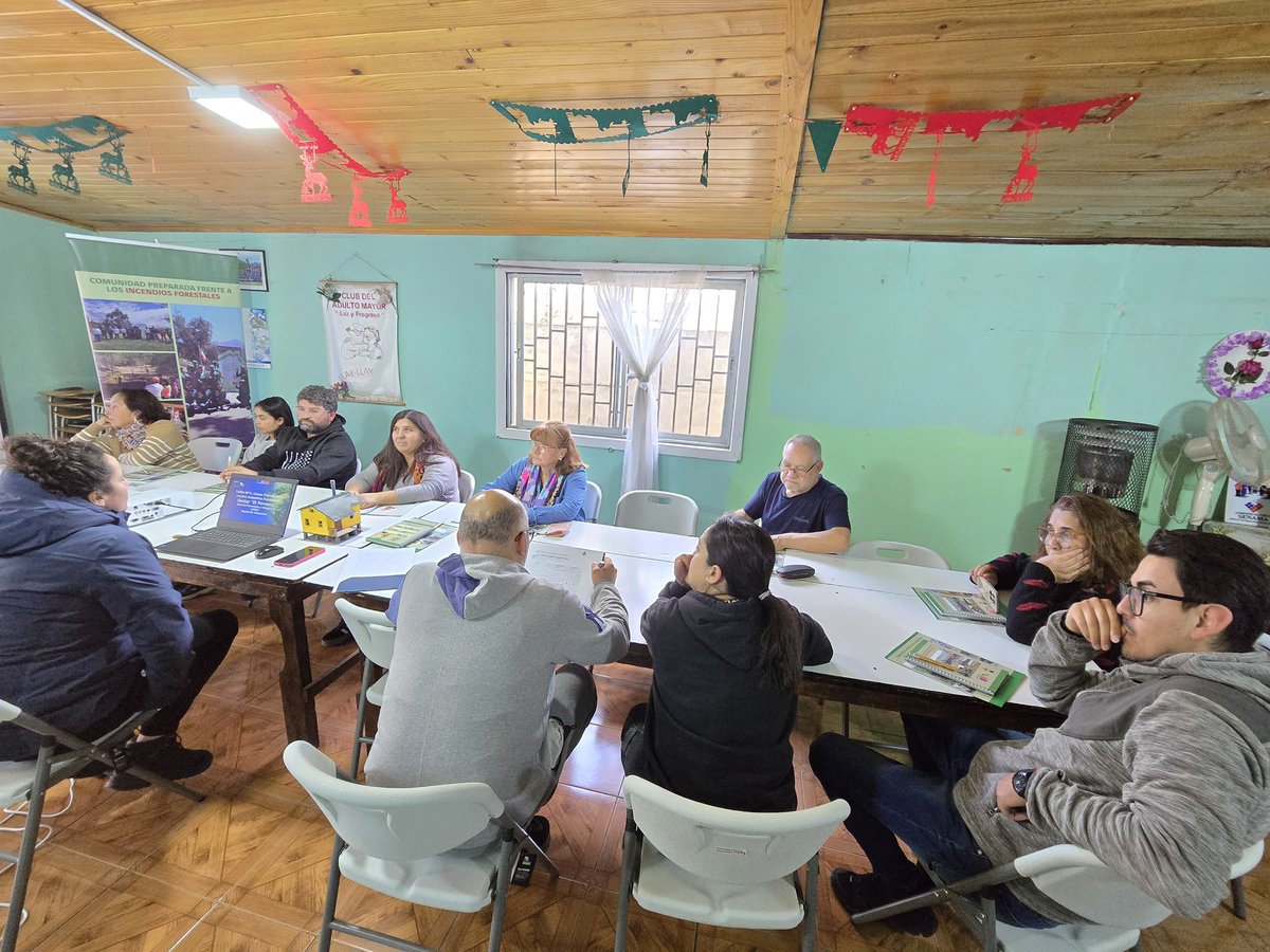 conaf_valpa's tweet photo. ⭕️En el sector El Porvenir de #LlayLlay, profesionales de #CONAF inauguraron el programa Comunidades Preparadas frente a los #IncendiosForestales➡️El primer taller abordó conceptos básicos de prevención, estadísticas y estrategias para reforzar la protección de🏡 ante siniestros. https://t.co/TSNGiPdVKR