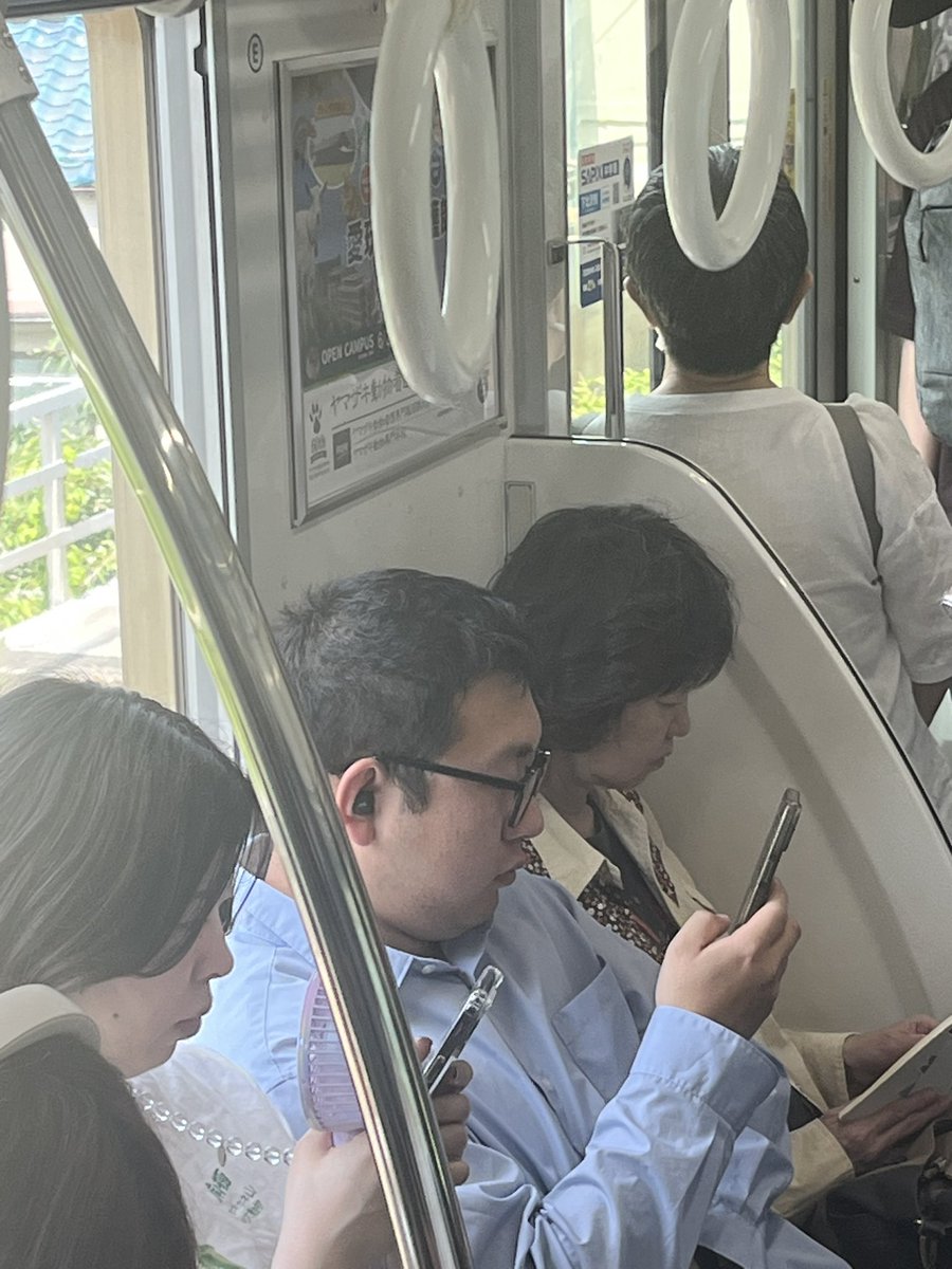 hok388's tweet photo. 旅行前朝から野生のあるとに出会ってしまった、、 https://t.co/gOd7qAm1oB