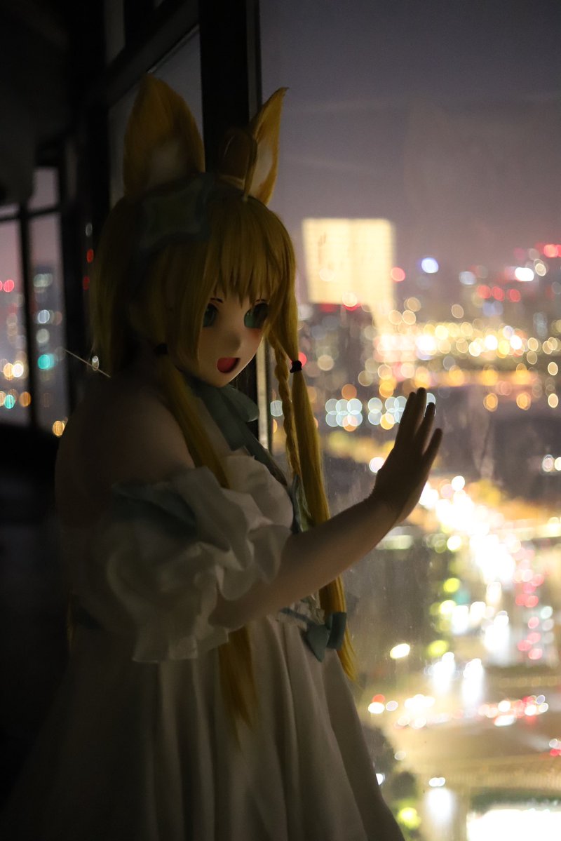 LuoRain99's tweet photo. 如果你也在今夜的灯火里，
贴着玻璃的掌心，
是否会离你更近一些？

#kigurumi   #maimai https://t.co/FIDVH89yhR