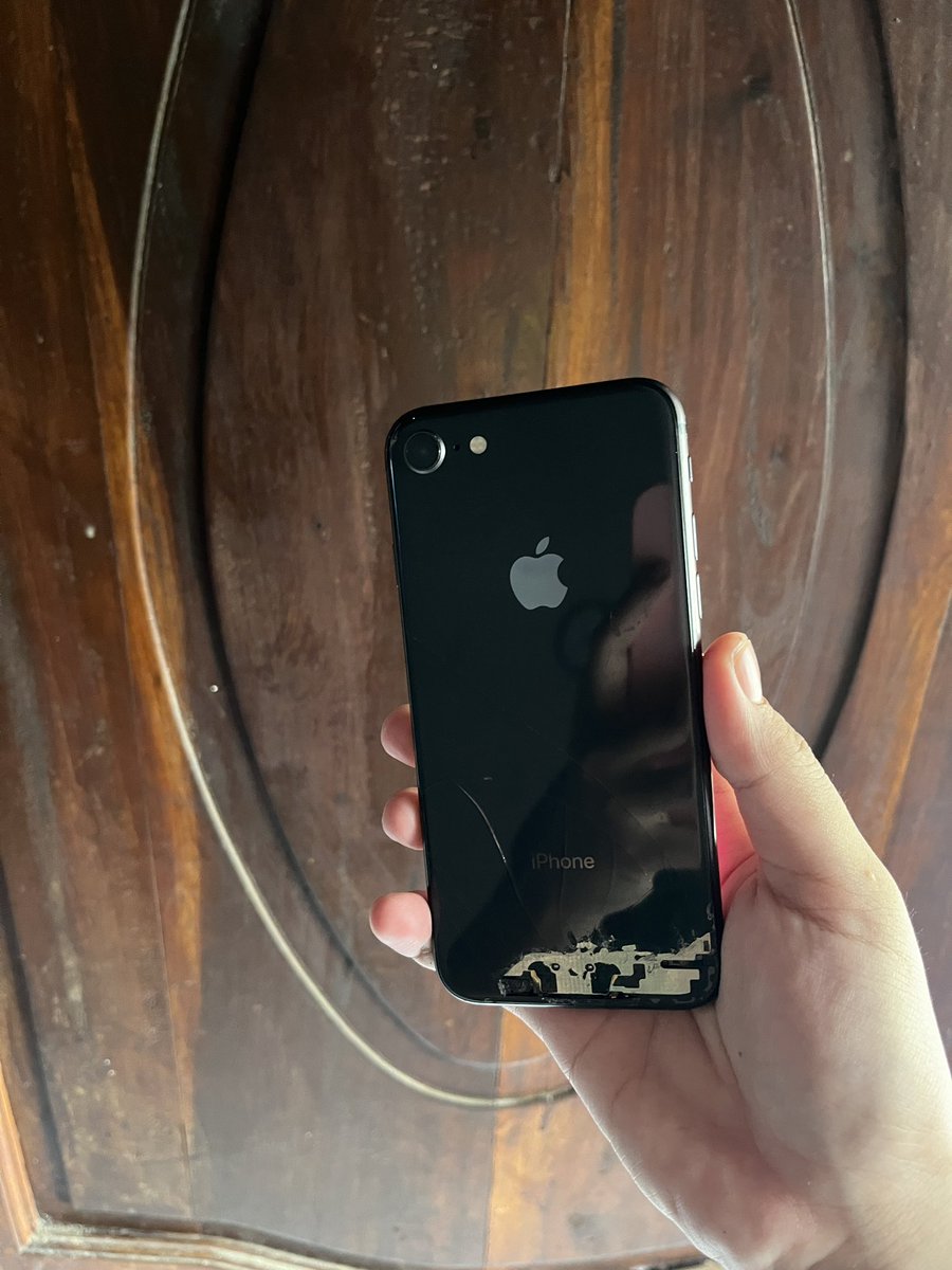 dyrav_'s tweet photo. iphone 8 64gb wifi only

850rb

kamera d/b super jernih
ios 16.7.15
sentuhan normal
backdoor pecah kyk di pict
lcd kyk di pict 
bh 100
fp on

hp,kabel,case
no riset &amp; update ios https://t.co/XLVwxRXFer