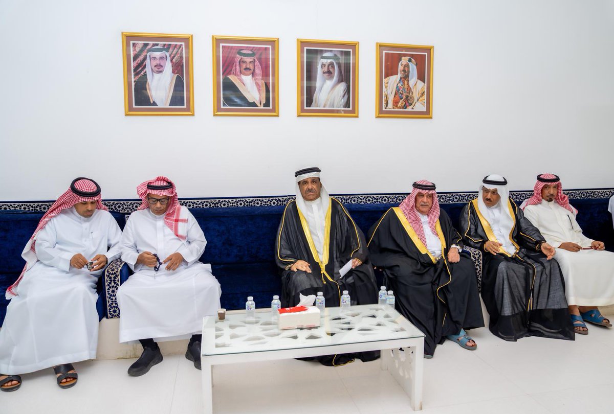 fiahin's tweet photo. تشرف ابناء الفياحين في مملكة البحرين بتوقيع وثيقة الولاء وتأييد الى صاحب الجلالة الملك حمد بن عيسى آل خليفة ملك مملكة البحرين عبروا فيها عن الولاء وتأييد التام للقيادة الرشيدة والبحرين داعين الله عز وجل ان يحفظ البحرين ومليكها وولي عهدها وشعب البحرين كافة https://t.co/Az73zUaJF4