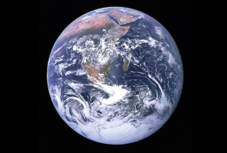 EarthExplorerX's tweet photo. Scientists just found out Earth's core locks in 9 to 45 times MORE water/hydrogen than all surface oceans combined. We are literally walking over a hidden ocean. 😮 https://t.co/GengIevKdQ