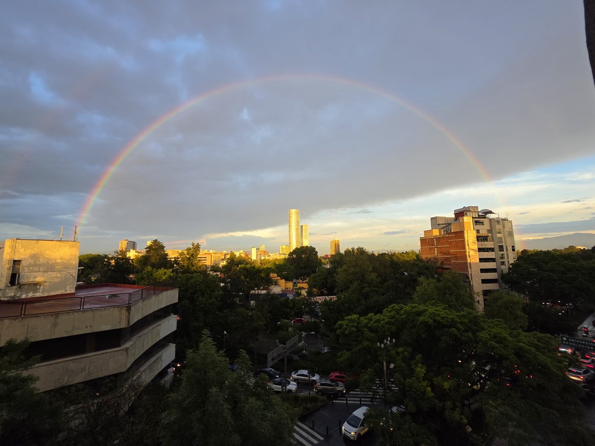 LauHops's tweet photo. Wow!!!! Nunca habia visto un arcoiris tan perfecto! https://t.co/MhXKFYzQXQ