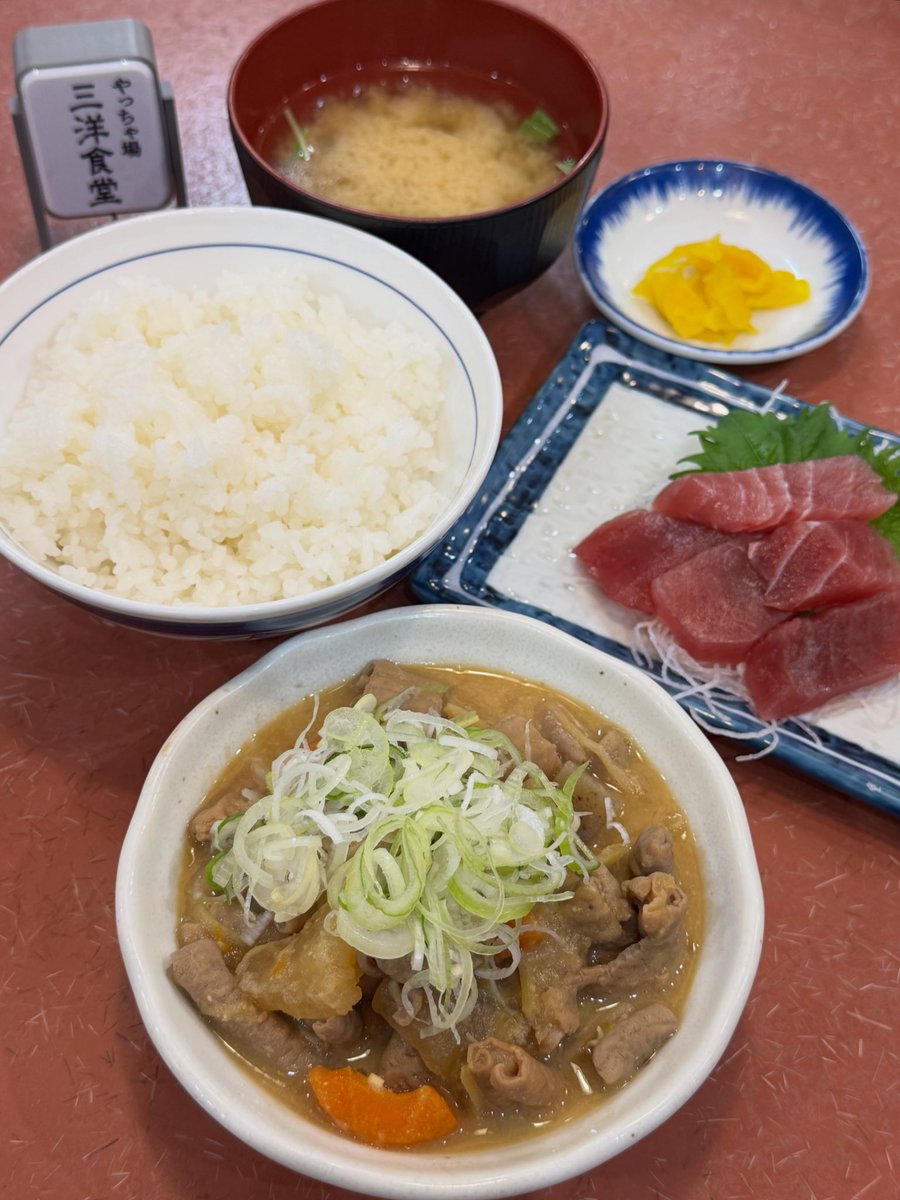 sanyo_dining's tweet photo. 今日はお久しぶりの、【三洋食堂特製 もつ煮込み】あります♨️✨️
そろそろ皆さんこのもつ煮が恋しかったのではありませんか🧏‍♀️❓
マグロ刺身も付いてきて1300円のお得な定食🉐
皆さんお早めにっ！！

#大田市場
#やっちゃば横丁
#三洋食堂
#市場飯
#ランチ
#もつ煮込み https://t.co/5CRauQy0dt