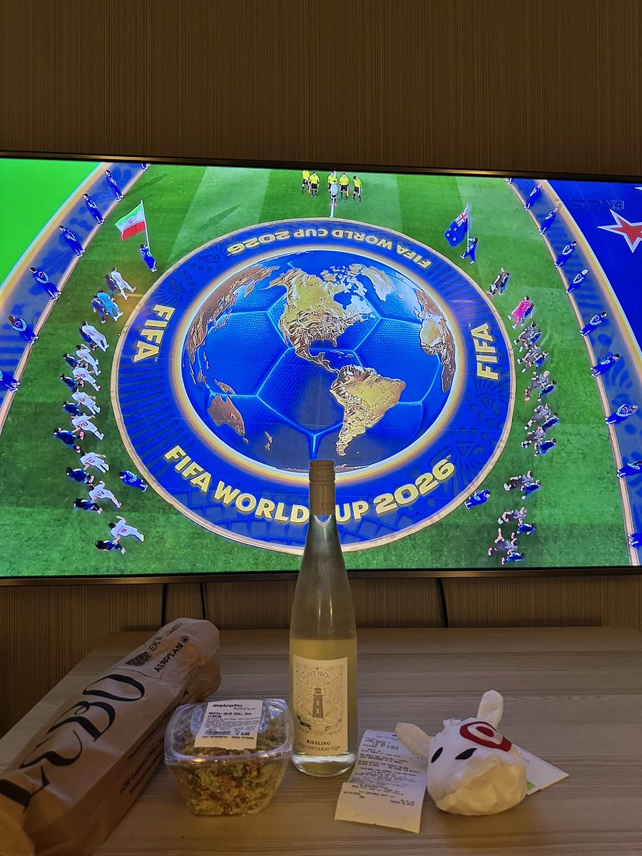 tutu22's tweet photo. 買い出し間に合った
若干トロフィーっぽい絵面になった🍾 https://t.co/mbRgQfdH0v