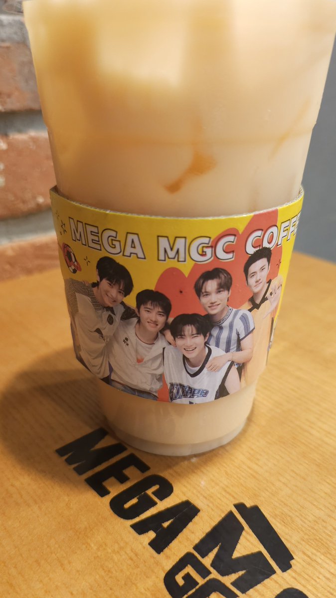 no_loey_no_life's tweet photo. CHANYEOL drink 🍯🍐 Low Sugar Honey Pear XO Yakult.. so refreshing and it's only 25.4 calories! Perfect summer drink 😉 https://t.co/S1aOL0ZFG3