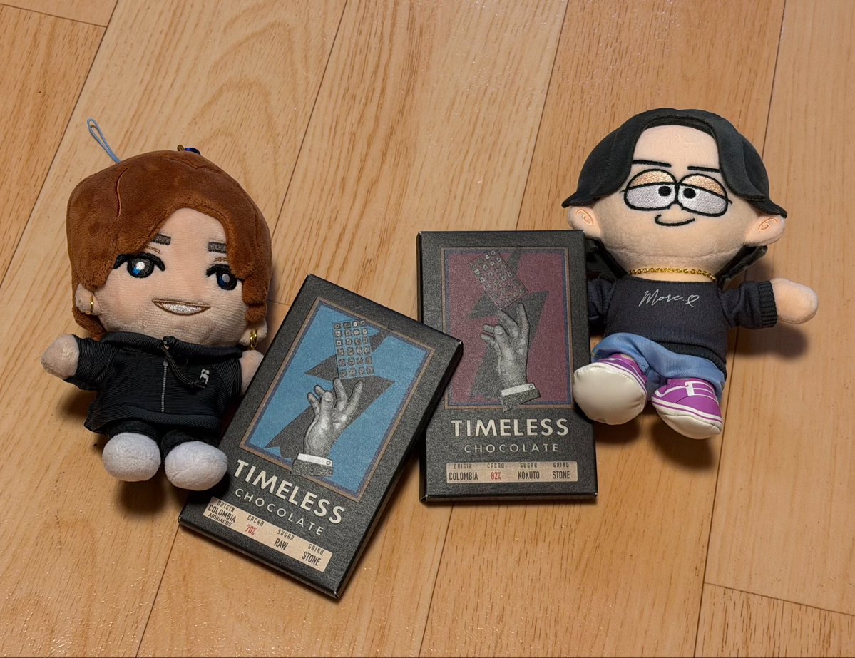 SixRuri's tweet photo. 沖縄でTIMELESS CHOCOLATEってお店を発見！紫と青のパケがあったので､ふまじゅりやん🫶🏻ってパケ買い🍫
しかもカカオの挽き方(右下のGRIND)は "STONE" で､実際にお店で石臼で挽いてるとこ見させていただいた🪨🩵💜 https://t.co/lpCfoJQ8q5