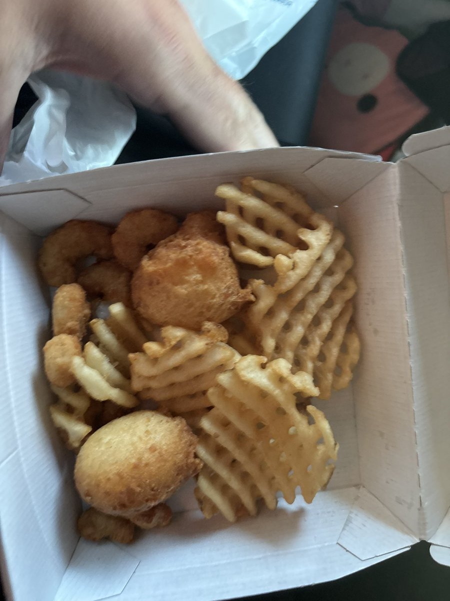 Spazzer1's tweet photo. @longjohnsilvers  ….. so this is popcorn shrimp basket ? Paid $10 and this is what I got and I got three of them not even enough shrimp to feed anyone https://t.co/fEWkojn28a