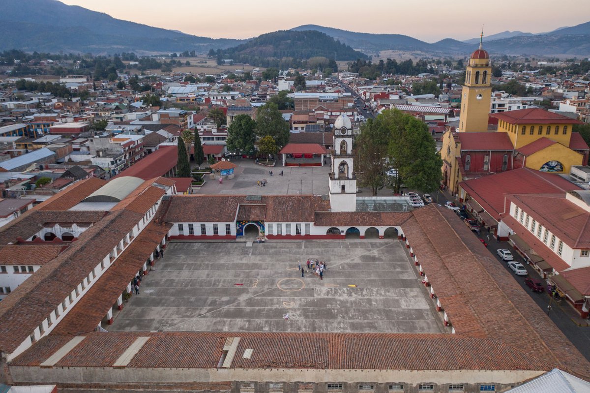 Michoacan's tweet photo. En Paracho encontrarás, como se hace una guitarra, desde la madera hasta la primera nota. 🎸
La Capital Mundial de la Guitarra nos espera para conocerla. #PuebloMágico
Hospédate en los hoteles de #Michoacán #elAlmadeMéxico https://t.co/mgieZ1TRm2