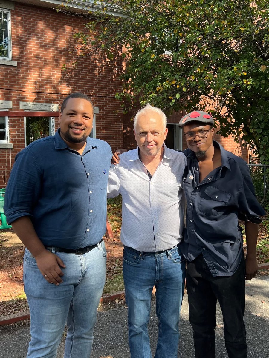 SFogaing's tweet photo. 📢 Annonce importante ⚜️

C’est avec beaucoup de fierté et d’enthousiasme que j’annonce aujourd’hui mon intention de briguer l’investiture du Parti Québécois dans la circonscription de Vachon!

Cela fait maintenant plus de deux ans que je m’implique activement sur le terrain et au sein des instances du Parti Québécois dans le Grand Longueuil. Ce pas en avant est donc tout naturel pour moi. J’ai fait ce choix parce que j’entretiens des liens professionnels et personnels étroits avec Vachon depuis plus d’une décennie. Je souhaite ainsi mettre cette expérience au service de la population et devenir cette voix forte, compétente et ambitieuse que les citoyens de Vachon méritent pour défendre leurs intérêts à l’Assemblée nationale.

Vachon est non seulement une circonscription où il fait bon vivre, c’est aussi une circonscription dynamique à fort potentiel économique. Abritant l’un des trois pôles de la Zone d’innovation en aérospatiale, l’aéroport de Saint-Hubert (MET), l’École nationale d’aérotechnique, le siège social de notre agence spatiale ainsi que de nombreuses entreprises manufacturières de pointe, Vachon est appelée à jouer un rôle de plus en plus important dans l’économie du Québec.

Toutefois, cette croissance doit d'abord profiter aux citoyens qui font vivre notre communauté. C’est pourquoi je souhaite faire de l’amélioration des déplacements dans Vachon une priorité, notamment par l’élargissement de l’autoroute 30, qui a atteint ses limites, et par le renforcement du transport collectif. Le développement économique doit aller de pair avec une meilleure qualité de vie pour tous.

Au cours des trois dernières années, j’ai également sillonné le Québec à titre de co-porte-parole du Parti Québécois en matière de diversité et citoyenneté. J’ai eu l’honneur d’être l’un des visages du Parti sur le terrain, en donnant une vingtaine de conférences sur l’indépendance, l’immigration et l’intégration, en participant à plus de 200 événements, en rencontrant de nombreux partenaires, en prononçant plusieurs discours et en accordant diverses entrevues aux médias.

Aujourd’hui, c’est ici, dans Vachon, que je souhaite mettre cette expérience au service de notre communauté.

Au cours des prochaines semaines, j’irai à votre rencontre. Je veux vous entendre, vous écouter et échanger avec vous sur vos priorités, vos préoccupations et vos aspirations pour notre circonscription. Parce qu’une campagne, ce n’est pas seulement une candidature: c’est avant tout un projet collectif qui se construit avec vous tous.

Je suis convaincu que les meilleures idées naissent de l’écoute, du dialogue et de l’engagement des gens qui font vivre le Québec chaque jour. C’est ensemble que nous pourrons bâtir une mobilisation forte, porteuse d’espoir et tournée vers l’avenir, afin de bâtir un Québec libre de ses choix et fier de ce que nous sommes.

Si vous souhaitez contribuer à ma campagne ou vous impliquer à mes côtés, n'hésitez pas à m'écrire. 

J’ai hâte de vous rencontrer!

L’avenir est en marche. Écrivons l’histoire ensemble! ⚜️