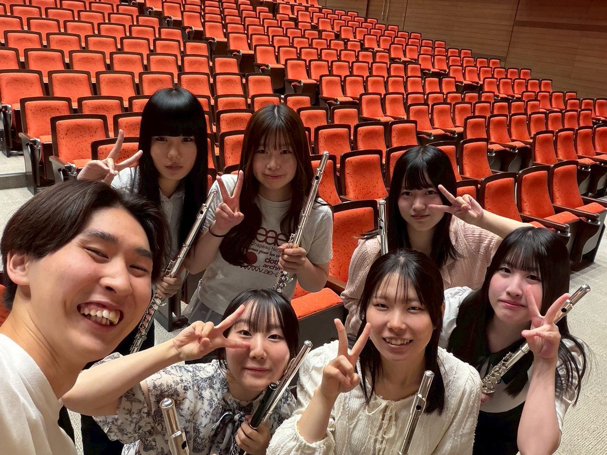 teisuinet's tweet photo. 本日から新体制のパート紹介をしていきます！

今日はフルートパートです(^^)♩
フルートパートは1年生が2人入部してくれました🎀✨
2年生2人、3年生1人、4年生2人の7人で仲良く活動しています🌟

 #帝京大学  #帝京大学八王子キャンパス #帝京大学吹奏楽部 ＃吹奏楽 https://t.co/G2es8aKOPS