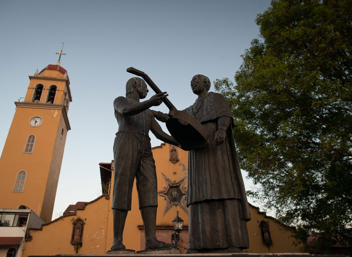 Michoacan's tweet photo. En Paracho encontrarás, como se hace una guitarra, desde la madera hasta la primera nota. 🎸
La Capital Mundial de la Guitarra nos espera para conocerla. #PuebloMágico
Hospédate en los hoteles de #Michoacán #elAlmadeMéxico https://t.co/mgieZ1TRm2