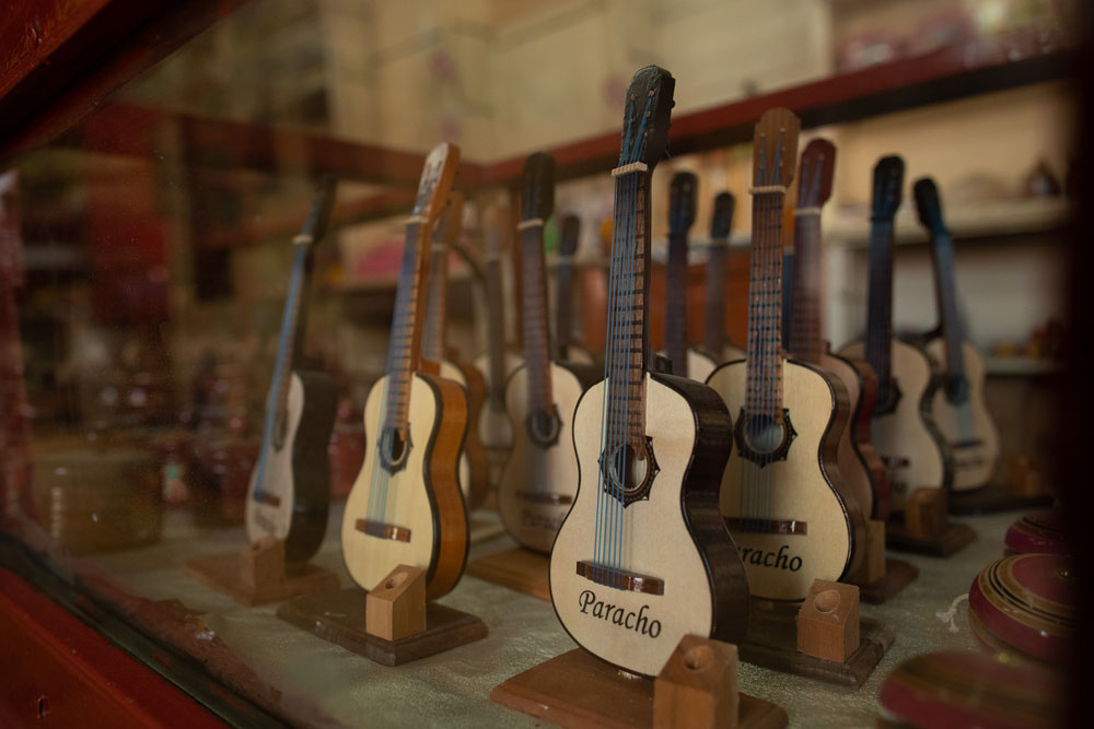 Michoacan's tweet photo. En Paracho encontrarás, como se hace una guitarra, desde la madera hasta la primera nota. 🎸
La Capital Mundial de la Guitarra nos espera para conocerla. #PuebloMágico
Hospédate en los hoteles de #Michoacán #elAlmadeMéxico https://t.co/mgieZ1TRm2