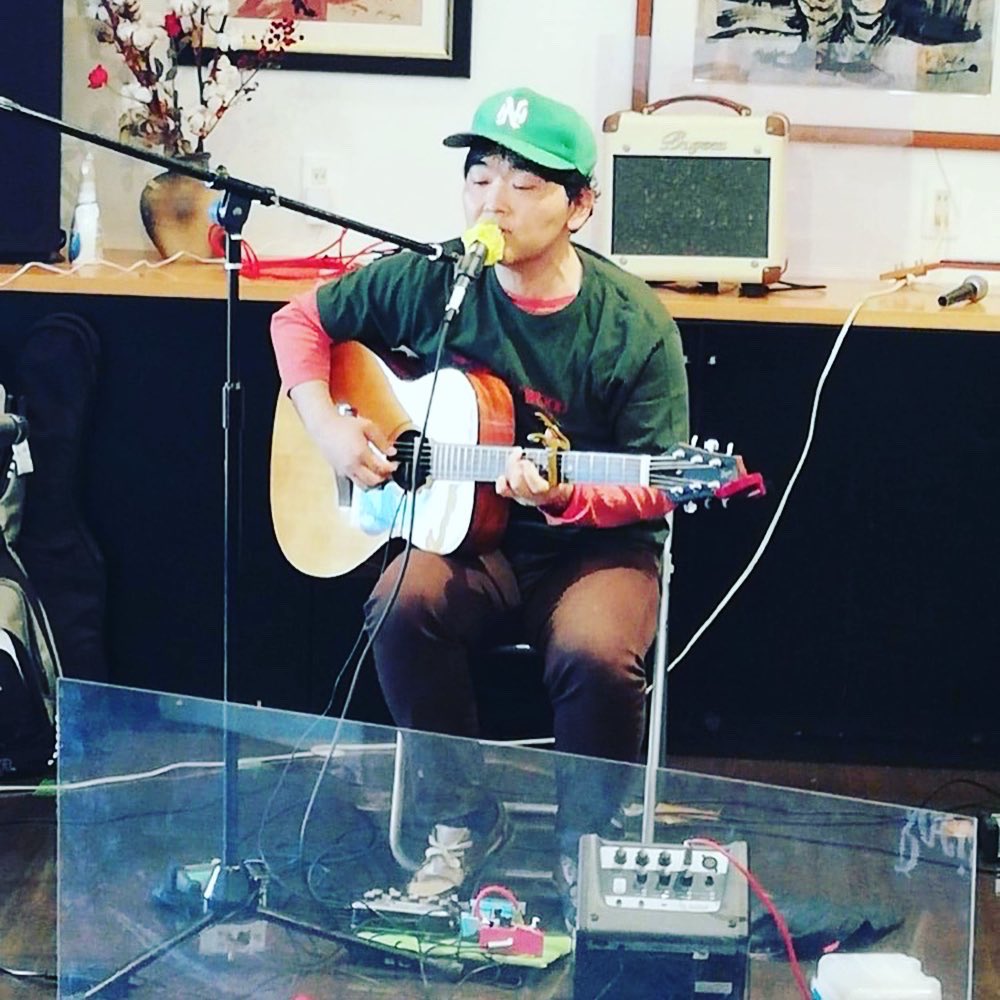 BoTheWords's tweet photo. 火曜日も暑くなりそうかよう〜🎵って歌ってみても涼しくはならないのかよう
いや、涼しいのは通り過ぎて寒いか🥶
ぎゃは
19日金はライブ。弾き語り三鷹おんがくのじかん初登場なので、
カメラロールのなかで1番古そうな弾き語り写真を！配信もあったねえ
茅ヶ崎だねえ
#ライブ告知
#ローカルファースト https://t.co/ePGA75dAGv