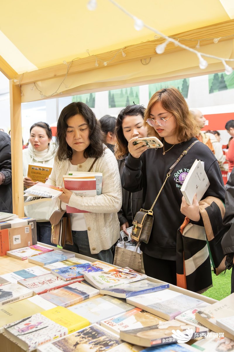 sub_jodis's tweet photo. Join our neighborhood book swap this Sat 2-4 PM at the community center! Bring your pre-loved books, take new ones, chat with locals—free fun for all ages! https://t.co/5S1Nd5aOYM