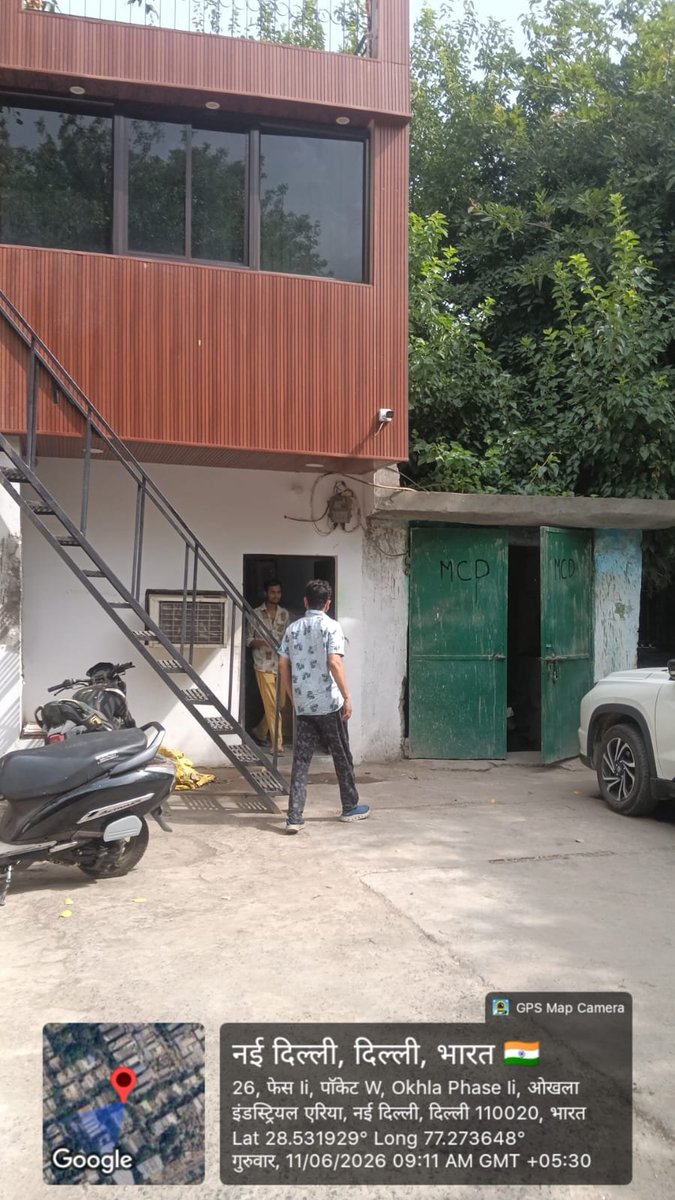 Prerna_Ek_Disha's tweet photo. रिमाइंडर - 9  ✅

दिल्ली को कूड़े के पहाड़ों और ढलाव घरों से मुक्त कराने के लिए सत्ता पक्ष से लेकर माननीय मुख्यमंत्री और मेयर तक बड़े-बड़े दावे कर रहे हैं। लेकिन जमीनी हकीकत इन खोखले दावों से बिल्कुल अलग और बेहद चौंकाने वाली है।

​वार्ड-177 के अंतर्गत ओखला इंडस्ट्रियल एरिया फेस-2 में D-14/5 के ठीक सामने स्थित ढलाव घर भ्रष्टाचार की एक जीती जागती मिसाल बन चुका है। यहां सफाई की जगह एक बड़ा और संगठित गोरखधंधा पूरी बेशर्मी से चलाया जा रहा है।

​इस कूड़ा घर की जगह पर कूड़ा हटने के बजाय एक दो मंजिला अवैध इमारत खड़ी कर दी गई है। यह निर्माण पूरी तरह से गैरकानूनी है और खुलेआम सरकारी जमीन पर अतिक्रमण करके रातों-रात अंजाम दिया गया है।

​इस अवैध दो मंजिला इमारत का निर्माण स्थानीय निगम पार्षद के गुर्गे मुकेश पंडित द्वारा करवाया गया है। यह सब कुछ सीधे तौर पर निगम पार्षद के इशारे और उनके संरक्षण में बिना किसी डर या खौफ के हो रहा है।

​मुकेश पंडित ने इस सरकारी जमीन पर बनी अवैध इमारत को 60,000 रुपये मासिक किराए पर चढ़ा दिया है। जनता के टैक्स के पैसे से बनी सार्वजनिक जगह का इस्तेमाल अब निजी माफिया अपनी जेबें भरने के लिए कर रहे हैं।

​यह भी स्पष्ट आशंका है कि इस पूरे सिंडिकेट में नगर निगम के कुछ भ्रष्ट अधिकारियों की भी पूरी मिलीभगत है। बिना विभागीय अधिकारियों के संरक्षण के इतनी बड़ी अवैध इमारत का निर्माण और उससे सरेआम किराया वसूली बिल्कुल असंभव है।

​एक तरफ दिल्ली सरकार और नगर निगम दिल्ली को स्वच्छ बनाने का सपना दिखा रहे हैं, वहीं दूसरी तरफ उनके ही नाक के नीचे ढलाव घरों को रियल एस्टेट के अवैध व्यापार में तब्दील करके भारी मुनाफा कमाया जा रहा है।

​इस गंभीर मामले को लेकर हमने पहले भी कई बार संबंधित विभाग और अधिकारियों को लिखित में सूचित किया है। लेकिन अत्यंत खेद का विषय है कि बार-बार की गई शिकायतों के बावजूद आज तक कोई ठोस कार्रवाई नहीं हुई है।

​विभाग की यह चुप्पी और निष्क्रियता साफ दर्शाती है कि भ्रष्टाचार की जड़ें कितनी गहरी हैं। हम मांग करते हैं कि इस पूरे मामले की उच्च स्तरीय जांच हो और दोषियों के खिलाफ तुरंत सख्त से सख्त कानूनी कार्रवाई की जाए।

​इस दो मंजिला अवैध इमारत को तुरंत सील कर ध्वस्त किया जाना चाहिए और सरकारी जमीन को माफियाओं के चंगुल से मुक्त कराना चाहिए। जनता के अधिकारों का इस तरह से खुलेआम हनन अब और बिल्कुल भी बर्दाश्त नहीं किया जा सकता है।

​दिल्ली के आम नागरिकों को कूड़े की बदबू और बीमारियों के बीच जीने को मजबूर किया जा रहा है, जबकि रसूखदार लोग उसी कूड़े की जगह पर अपनी अवैध इमारतें तानकर हर महीने हजारों की काली कमाई करने में मस्त हैं।

​माननीय @gupta_rekha जी, @praveshwahi और @MCD_Delhi कमिश्नर कृपया इस मामले का तत्काल संज्ञान लें। मुकेश पंडित, संलिप्त अधिकारियों और निगम पार्षद के खिलाफ एफआईआर दर्ज कर इस भ्रष्ट तंत्र पर कड़ा प्रहार करें और तुरंत कड़ा एक्शन लें।
@official_dda @LtGovDelhi @DMSouthDelhi @Dmsoutheastdelh  @CMODelhi @BJP4Delhi @BJP4India @DCCNZMCD @PMOIndia @HMOIndia @MoHUA_India @SCofIndia @CBIHeadquarters