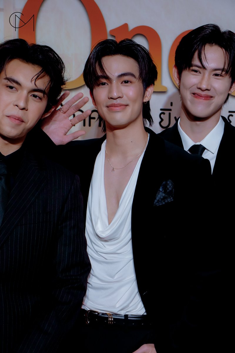 CM2Connect's tweet photo. [เก็บตกบรรยากาศ] “เบน บัญญพนต์” ช่วงเดินพรมในงาน Gala ละครเวที “Once Again อีกสักครั้ง ยิ่งเจ็บ ยิ่งจำ ยิ่งรัก”

#BenBunyapol #bbenlk
#ONCEAGAIN #อีกสักครั้ง
#ONCEAGAINGalaNight https://t.co/O5Tbvs0qCE