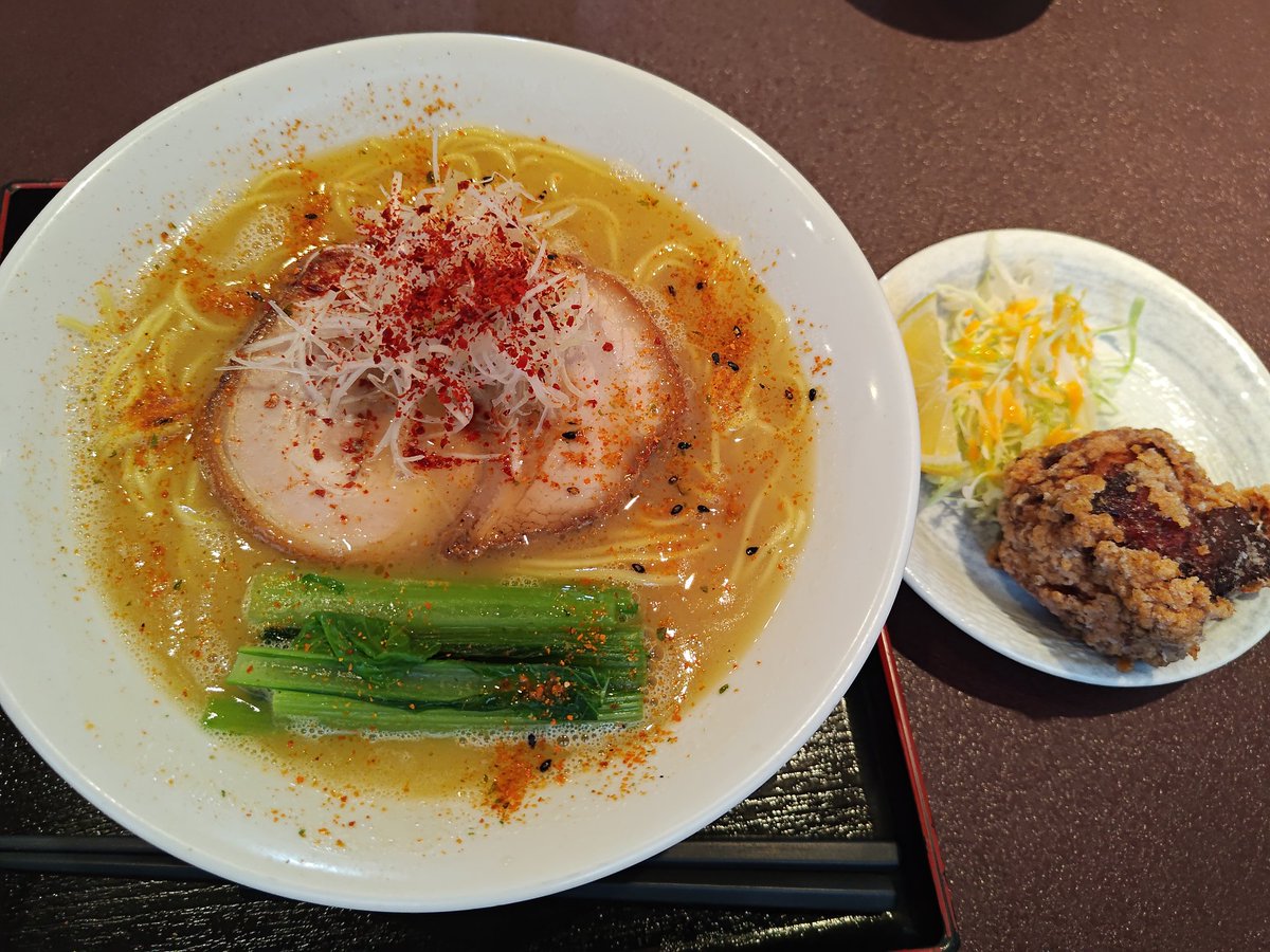 0202rintetu's tweet photo. 麺や結@守山市勝部
鶏そば、唐揚げ１個

お昼ご飯で旨い唐揚げ食べたくて
このデカさ旨さで1個150円はあり得ない、２個なら280円なんてどんだけ儲ける気ないんやろ
鶏白湯ラーメンも絶品
美味しかった、ご馳走様でした https://t.co/w9X1QKXTID