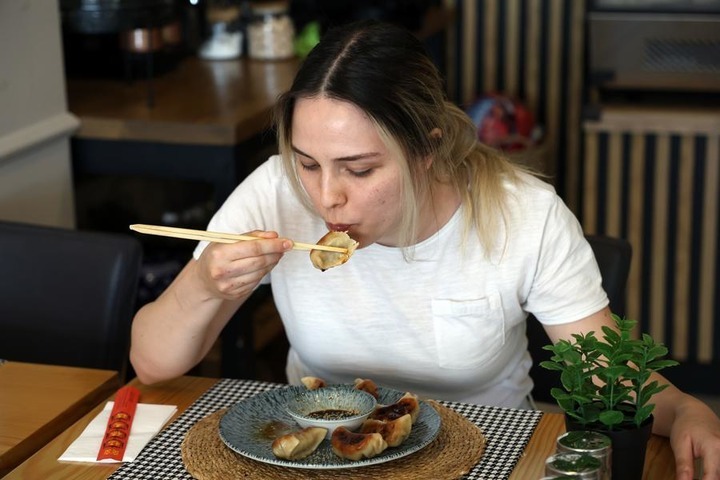 DailyBeijing's tweet photo. 中土共同的文化遗产——饺子与曼特的对话
The connection between Turkish #manti and Chinese #dumplings: a shared Silk Road heritage links between #China and #Türkiye. As for the history of manti, the most common statement points to China and its spread through the #SilkRoad. Along the ancient Silk Road, merchants, travelers and nomadic peoples carried not only goods but also recipes and cooking techniques across thousands of kilometers.