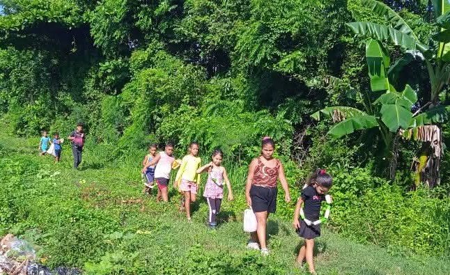 AlbaLyen's tweet photo. El área permanente de recreación de La Yuca desarrollando con su profesor y activista al frente de la actividad una excursión para que nuestros menores conozcan de la historia visitando uno de los fortines de la trocha de Júcaro a Morón.
 #PorCiroRedondoTodo
 #LatirAvileño https://t.co/Mt2mI795RF