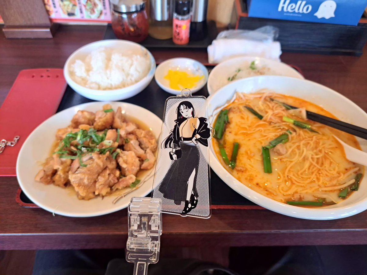 mint_ryouta's tweet photo. 今日のランチも町中華
油淋鶏に豚骨台湾ラーメン(通常サイズ？)の定食
これで880円！
ちなみにオンくじももこさん(10㎝)です
#お散歩ちゃん https://t.co/bIqQiRJPBh