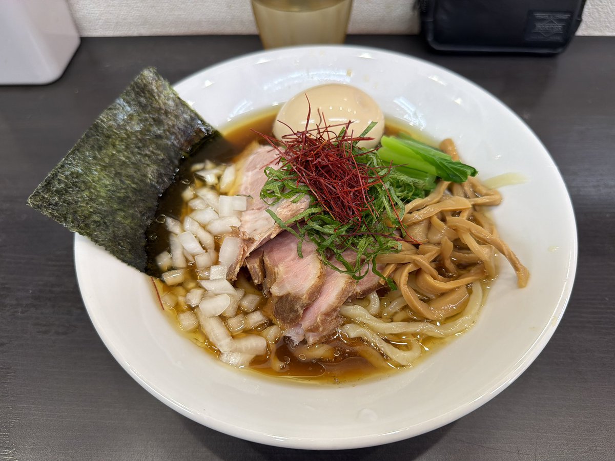 w64jb's tweet photo. 2026.6.16(火)自家製手打ち麺禿かむろ新河岸・冷やしラーメン/味玉/メンマ玉子かけご飯(卵黄のみ)1,900円也。
火曜サラメシはクセスゴ極太麺の此方で真夏の定番メニューをいただくのがデキル男の暑さ対策。
麺大盛り無料を知らずにご飯モノを発注する凡ミスでしたが、相変わらず冷ゃっこくサッパリ旨。 https://t.co/Z8wuvncBNv