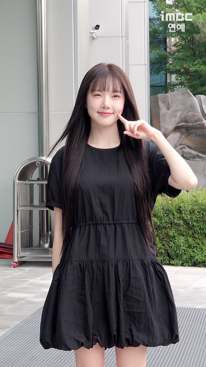 imbcenews's tweet photo. 샤랄라~🌸 뒤 돌아보는 #여자친구 #예린 
#YERIN #GFRIEND #정예린 #정오의희망곡 #출근길 #MBC #라디오 

⬇️영상 Click Plz⬇️
https://t.co/J6ja99NrMx https://t.co/A6y9qdKhoM