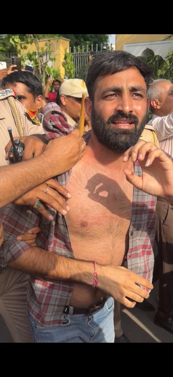 TeamSainik's tweet photo. जिस दिन ये लोग गांधी का अपमान छोड़कर उनके आदर्शों को अपनाएंगे, उसी दिन समझेंगे कि राष्ट्रवाद क्या होता है। 

अभी तो ये सिर्फ "राष्ट्रवाद" का मुखौटा पहने हुए कुछ और ही खेल खेल रहे हैं।

#TrueNationalism #GandhiNotGodse https://t.co/STGg9A8ZSz