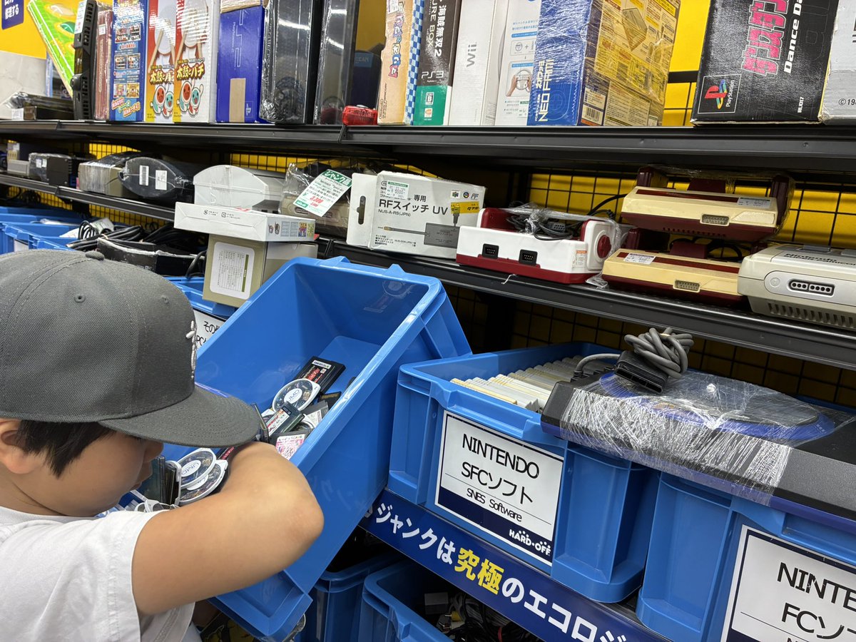 omonmaoh's tweet photo. ハードオフ成東店に来た思い出。僕にとってはじめてグランドオープンに飛び込んだお店(新習志野にもいったけど親子参戦だったので)。はじまりの地であり今回とりあえずのおわりの地。今回はその前哨戦か (●´ω`●)

今日は週末土曜参観で振休なので息子を連れ。このディグり具合は立派なジャンク戦士！

ドリームキャストの時計カッコイイなー

そしてここはガンプラの品揃えが素晴らしい！昨年末に来てそう思ってから埼玉神奈川東京と多くの店をめぐってきたけど、ここが値段と数とでナンバーワンじゃない？息子の土産としてガンプラを購入

さぁここで軽くお買い物を済ませ、行くぜ約束の地、オフハウス成東店へ！ ⊂('ω'⊂ )))Σ≡GO!!

 #ハードオフファミリー