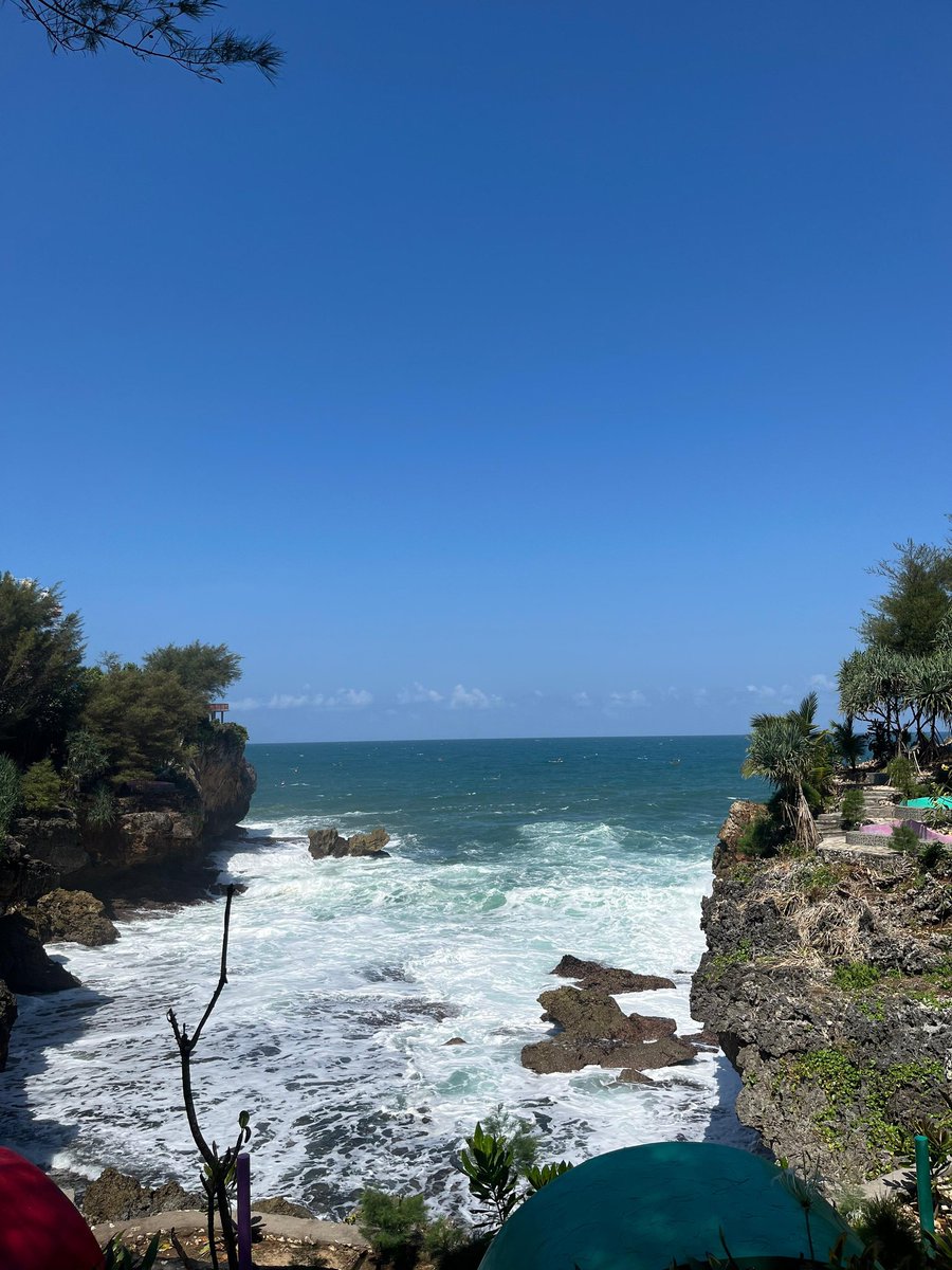 cklthzelnut's tweet photo. Sekarang ke jogja cuma ke gang Prawirotaman dan pantai🌊 https://t.co/LtTsdVdzQP