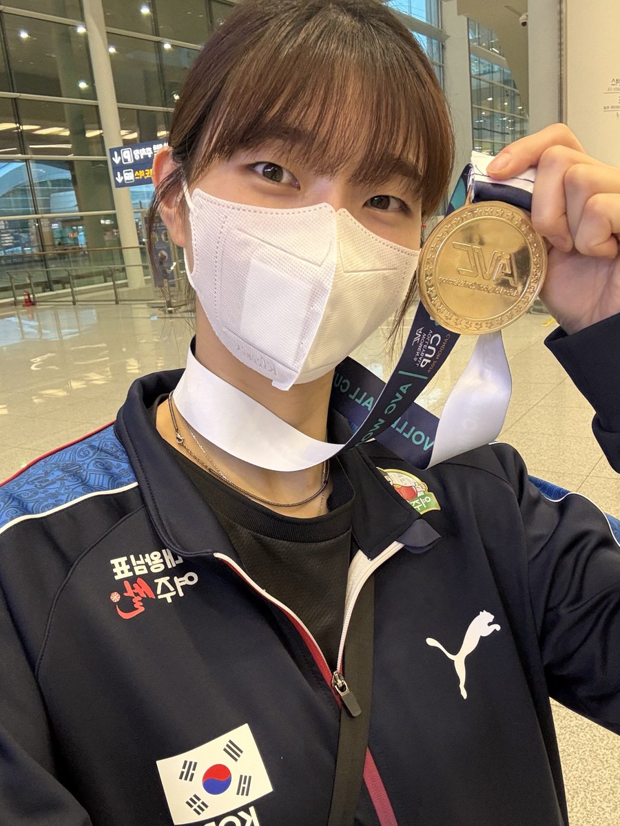 Ju1ovee's tweet photo. 금메달 여자의 입국을 축하합니다💛💛💛💛💛 #이주아 https://t.co/07tO5tSW44