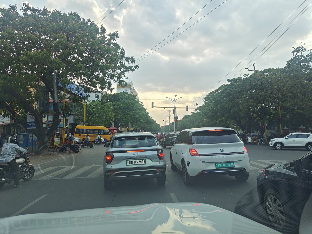 jcaravind's tweet photo. @ChennaiTraffic @ChennailoverC Penalise such offenders to ensure pedestrian safety

Clear violation of stop signal and stopping on Zebra Crossings.

13 June 2026 at 17:23
State Highway 112, Kalaivanar Colony, Thirumangalam Road, Chennai
TN09CZ7993
TN39DH0475 https://t.co/cqinU7IwU7