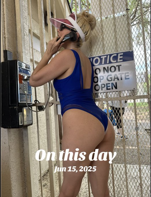 Aaliyah Love🎀 - 1 pic. She’s always busy this, busy that, can’t talk on the phone ☎️ https://t.co/o7soOURIci