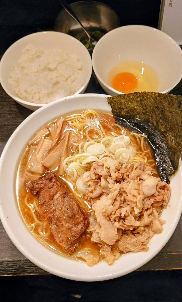 tlknLCGWZy4BuYy's tweet photo. 朝ラーメン初訪問 【弐昇 早稲田】『ラーメン+肉マシ+生卵+青唐辛子+ご飯』😍豚、鶏、乾物のスープは和を感じる旨さ❤️炊いたスペアリブは骨まで味が染み込み激旨👍後半、青唐辛子で味を引き締め、すき焼き風にして完飲完食😋💯‼️　毎週火曜日は 6:30〜8:30 朝ラーメンの日😃また食べに来たいです🥰 https://t.co/qT8f8XLLU3