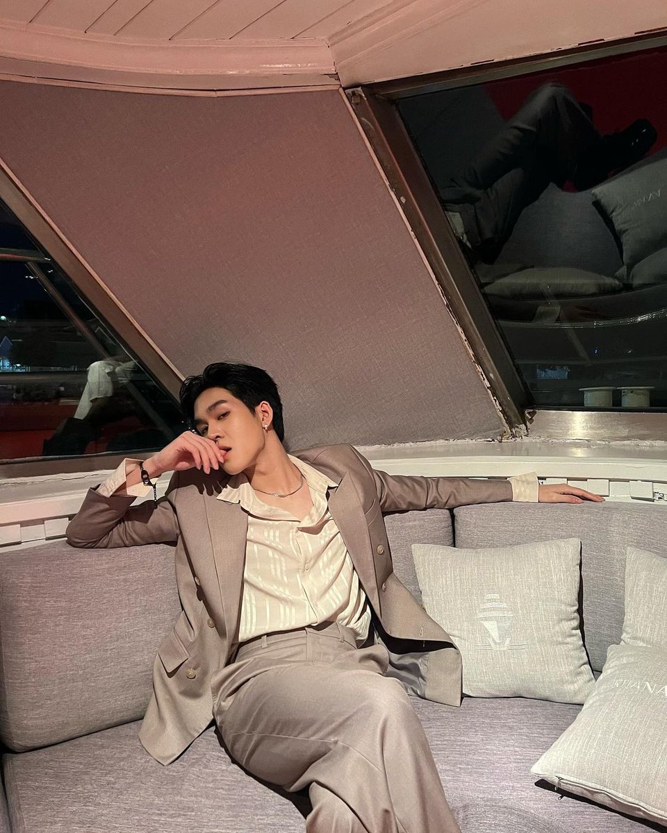 kongtorinhajiro's tweet photo. KISS ME 💋 - AuauSave fanfic

Tudo o que Save esperava quando foi educadamente coagido a se tornar secretário de Auau era ser demitido. No entanto, de todas as surpresas que o novo cargo poderia lhe proporcionar, apaixonar-se pelo chefe e acabar em sua cama era a última delas. https://t.co/O7WoqCbM2R