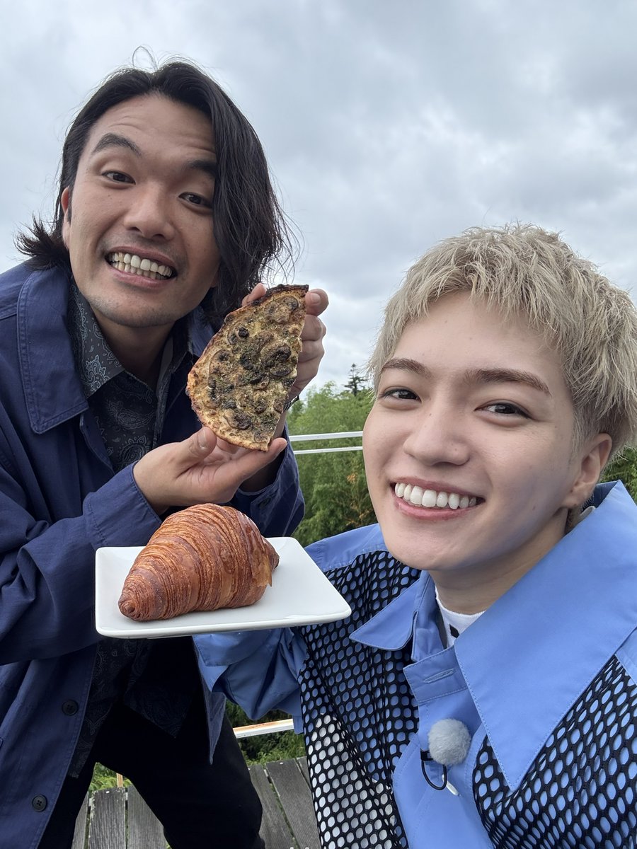 oricon's tweet photo. なにわ男子・西畑大吾❤️
盛山晋太郎と鎌倉で自撮り📸
映り込みを手掛かりに駆け巡る💨
https://t.co/uMgaQOkwGf

📺️6/21(日)放送
『自撮りで集まれ ～うしろのアレ何？～』 https://t.co/6kVqxTLZhE