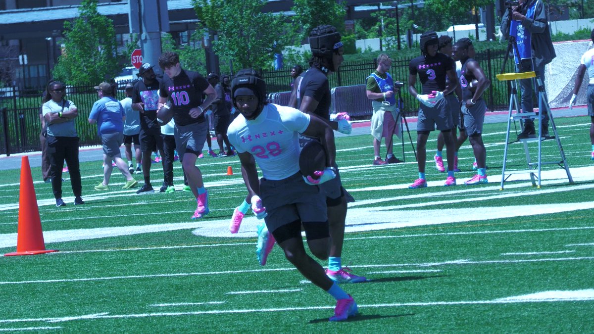 EdOBrienCFB's tweet photo. Under Armour Next-Up Baltimore camp 1v1s Wide Receivers Pt. 2 
Corey Smith Jr. @CoreySmith2028 
Thaddeus Corley @thaddeuscorley 
Anthony Henderson Jr. @AJHenderson11k 
Xavier Brown @OnlyLighteningX 
https://t.co/5AX2DENTKF @PrepRedzoneMD https://t.co/88a0JgyeKT