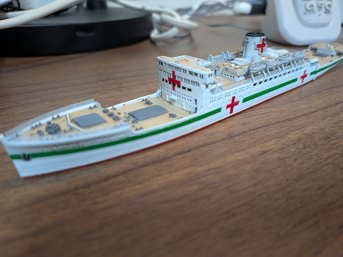 xcreators9773's tweet photo. 大人になると、「すぐに結果を出すこと」ばかり求められますが、趣味くらいはのんびり過程を楽しんでもいいと思うんです…

…なお最近は、部品を付ける時間より飛ばした部品を探す時間の方が長めです。笑

#プラモデル #艦船模型 #氷川丸 https://t.co/V7pQYVpNWQ