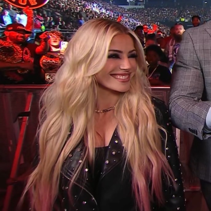 mainlyflairs's tweet photo. this was how lexi was looking at charlotte the entire time by the way oh my god https://t.co/maBk0YHaYg
