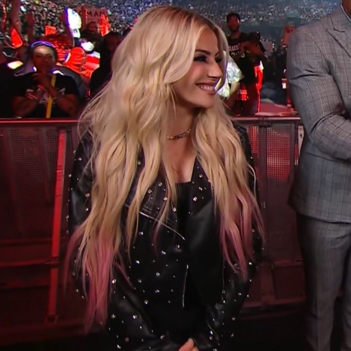 mainlyflairs's tweet photo. this was how lexi was looking at charlotte the entire time by the way oh my god https://t.co/maBk0YHaYg