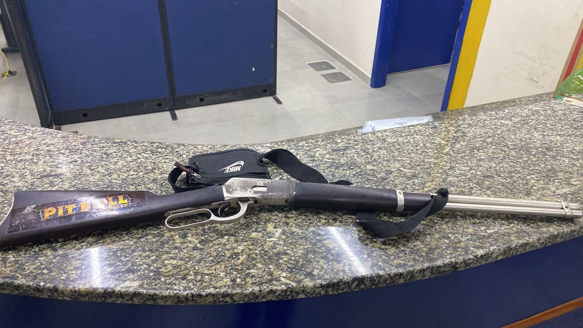 PMERJ's tweet photo. 🚨 CARABINA E DROGAS APREENDIDAS | 📍Paraty
Mais uma ação da #2CIPM, resultou na apreensão de uma carabina calibre .38 e entorpecentes, nesta segunda-feira (15/06), na Rua Lacy Raimundo, em Paraty.
➡️ Dois suspeitos foram detidos.
A ocorrência foi encaminhada à 167ª DP. https://t.co/zcysGBynvd