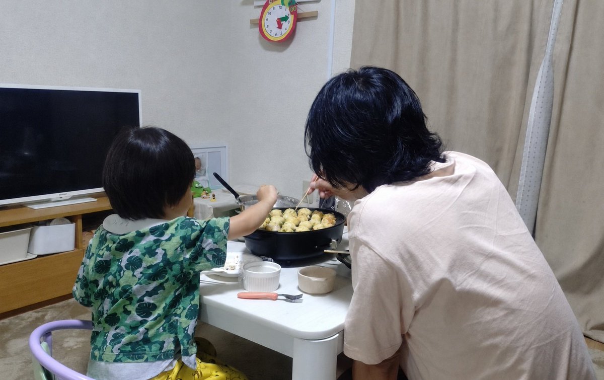 nkbs_msc's tweet photo. 昨晩は3歳児とはじめてのタコパ🐙
一緒にたこ焼きくるくるして楽しそうだった◎ https://t.co/UBJFh2gWuN