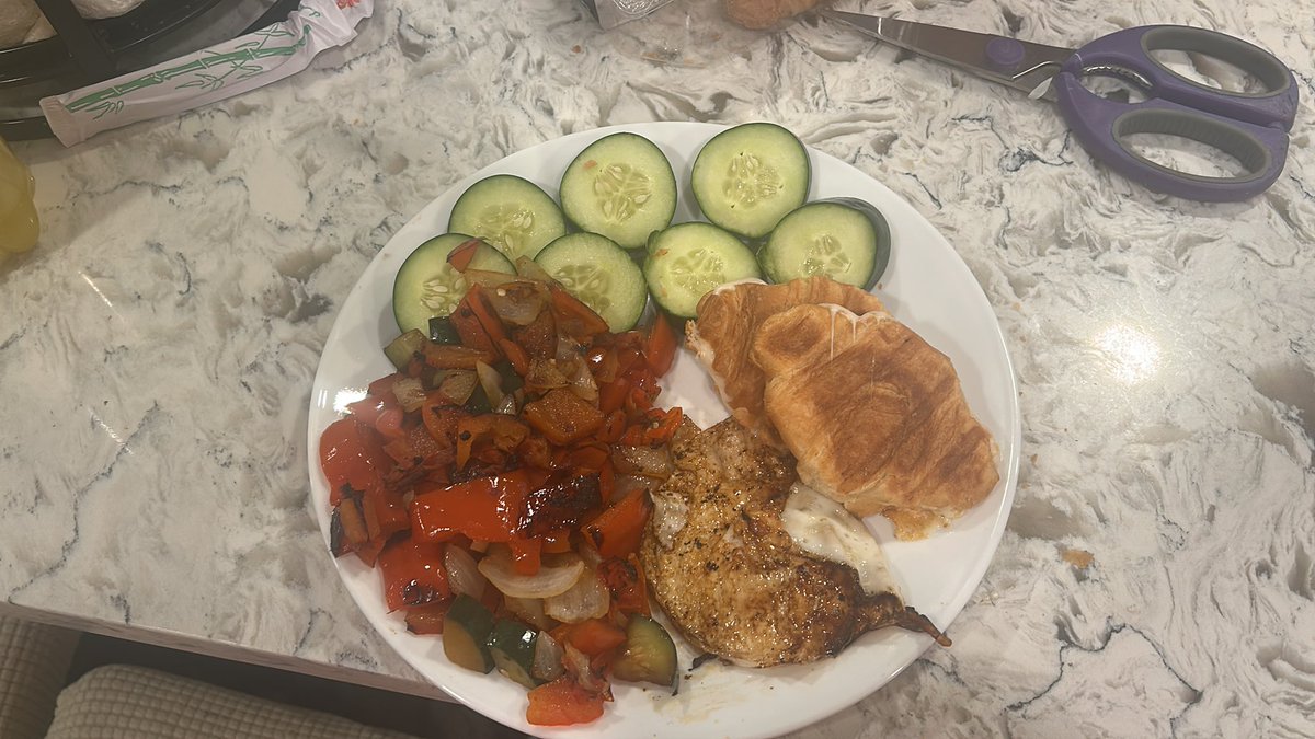 toxiphilic's tweet photo. not sharing the recipe with any of yall 😂😂😂😂✌️ https://t.co/JfjzbQSR0q