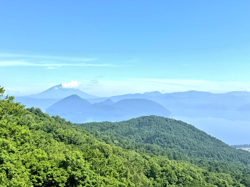 UsuzanRopeway's tweet photo. おはようございます！             
現在の有珠山の天気は晴☀山頂の気温は18℃

ガスがかかっている地域もあるみたいですが、有珠山はなんと快晴🌞
とってもキレイな景色がご覧頂けます⛰️✨

ロープウェイ🚡始発8:15～下り最終17:45
#観光 #観光スポット #景色 #テラス #有珠山 #昭和新山 #ロープウェイ #USU360 #MtUSUテラス #新緑 #初夏