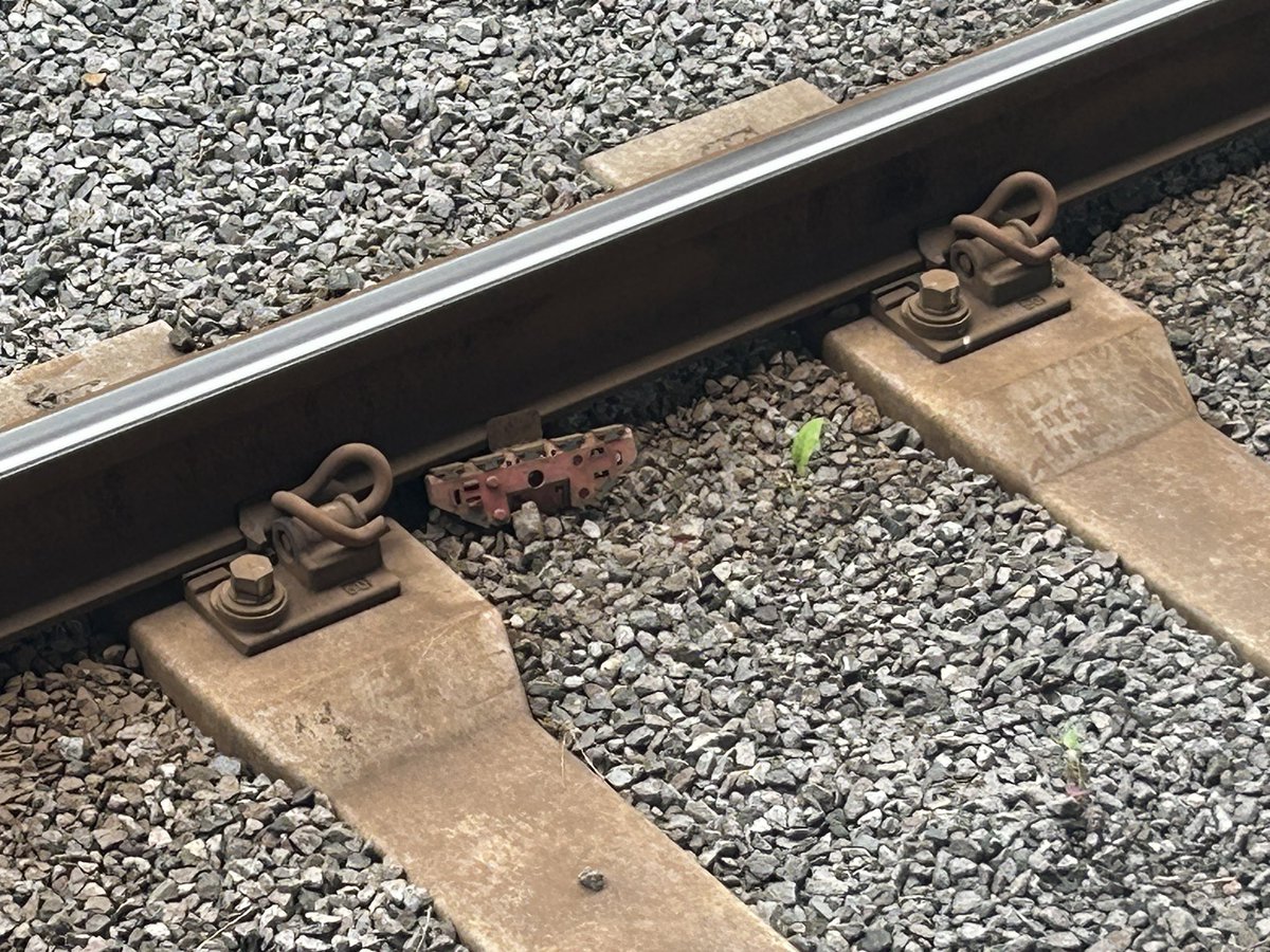 hatae_JK6's tweet photo. 熊本駅の線路内に手歯止めの残骸みたいなのが落ちてるんだけど https://t.co/s2jhOos5Ua