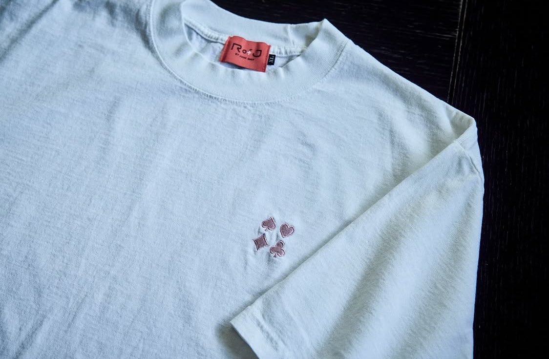 k42wKKihKBGTvXv's tweet photo. このミケとヒソカの商品もオンラインで受注販売されます！！！デザインめっちゃいい！！

(RofJ] NEEDLEWORK TEE
『HUNTERxHUNTER』ヒソカ、ミケ
¥12,100 https://t.co/A8UslwHzS4