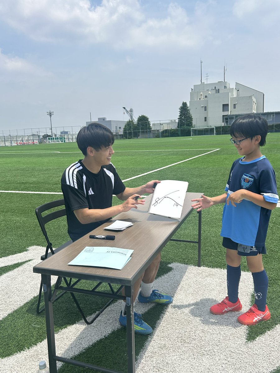 globallfootbiz's tweet photo. ⚽️🌎🟢
◤マネジメント◢
#斉藤光毅 選手が6/13(土)、横浜FCサッカークリニックに参加しました!
サッカーを楽しむことの大切さを伝え、斉藤選手自身も子どもたちとプレーできる時間を楽しんでいました!
ご参加いただいた皆様、横浜FCの皆様ありがとうございました✨
#yokohamafc #QPR #globall https://t.co/ERAPhCGRIS