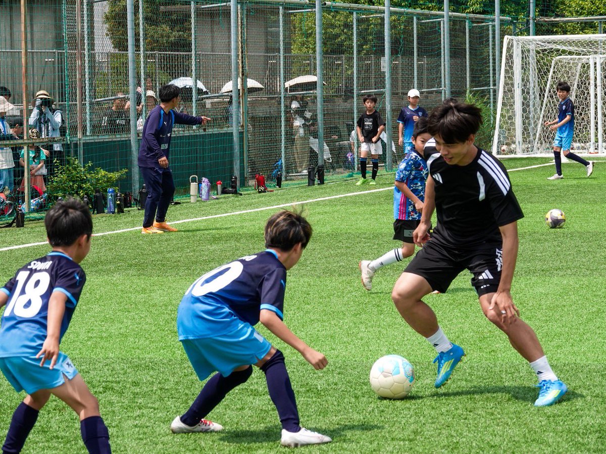 globallfootbiz's tweet photo. ⚽️🌎🟢
◤マネジメント◢
#斉藤光毅 選手が6/13(土)、横浜FCサッカークリニックに参加しました!
サッカーを楽しむことの大切さを伝え、斉藤選手自身も子どもたちとプレーできる時間を楽しんでいました!
ご参加いただいた皆様、横浜FCの皆様ありがとうございました✨
#yokohamafc #QPR #globall https://t.co/ERAPhCGRIS