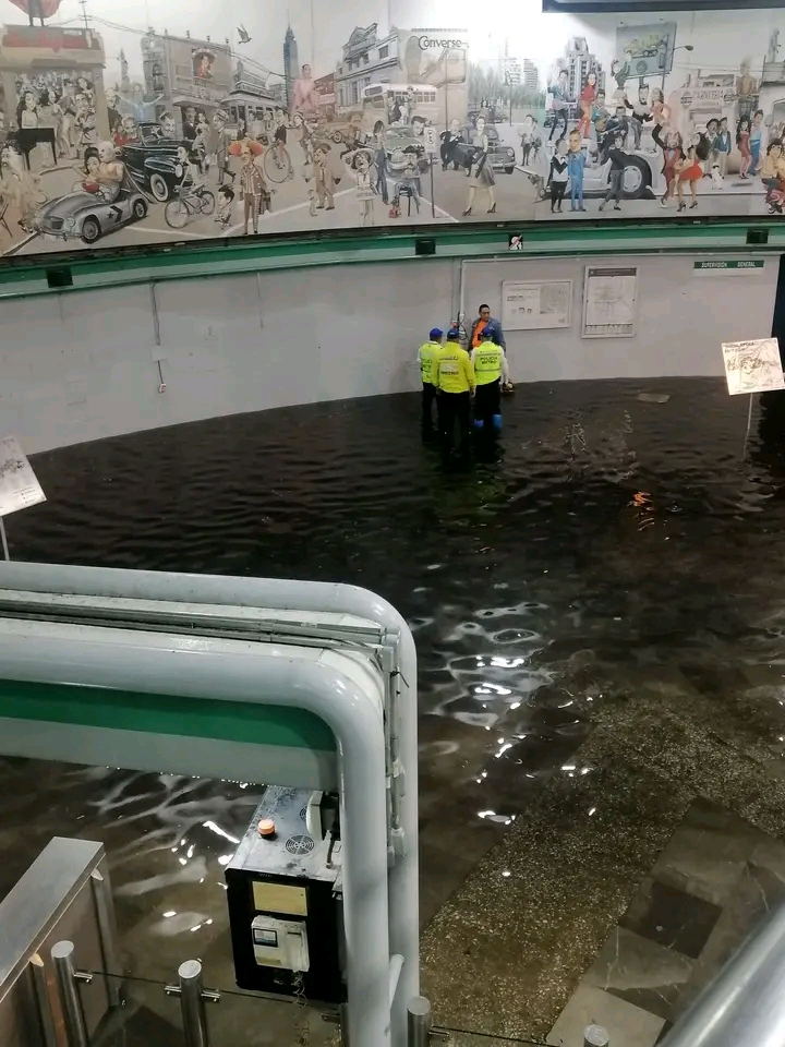 Guiesga's tweet photo. 🚨 #AlMomento | "Es una alberca": Usuarios reportan inundación en la estación #SanLázaro del
@MetroCDMX, seguro dirán fue "Una Lluvia Atípica" @Reporte_Indigo @CapitalMexico @RdoCapital @EfektoTv @CapitalEdomex https://t.co/SJPSIGbS3N