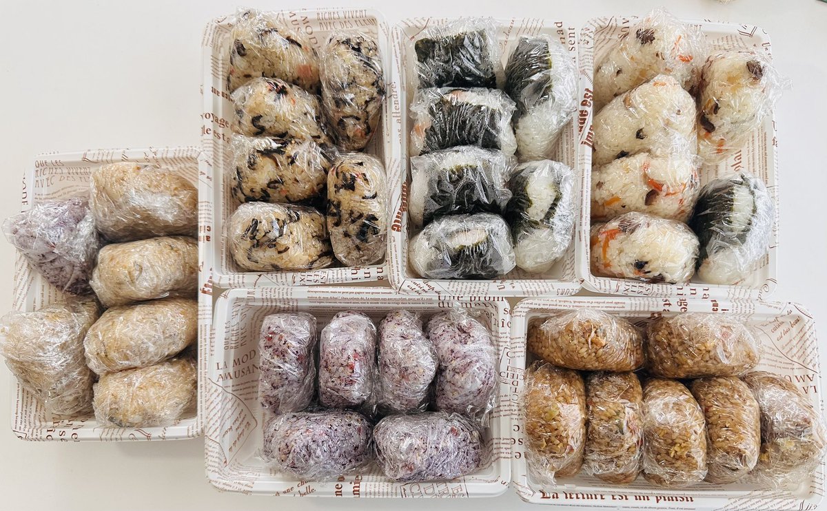 Lay0113's tweet photo. 🍙本日の献立🍙
＊カニカマ塩昆布ごまごま油
＊ゆかり梅
＊青唐辛子明太子
＊ちらし
＊ちりめんおかか
＊チーズin火鍋の素

今回は全部で16合🌾

香港を意識しての火鍋おにぎり🔥🌶️
どんな味かは...食べてみて...😎

ゲネいってきますー♪
#RAS #バンドリ #ちぇるにぎり https://t.co/nYhMfxW6pn
